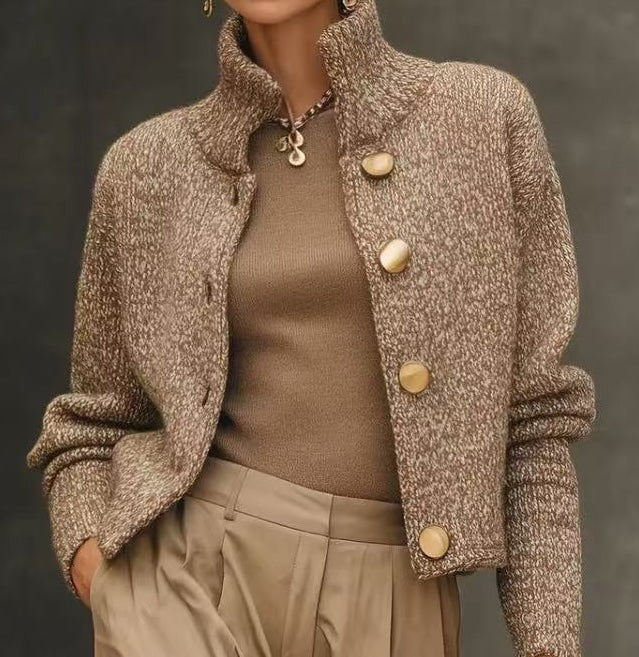 Veste en laine beige-or à col montant, boutonnée avec gros boutons crème, manches longues
