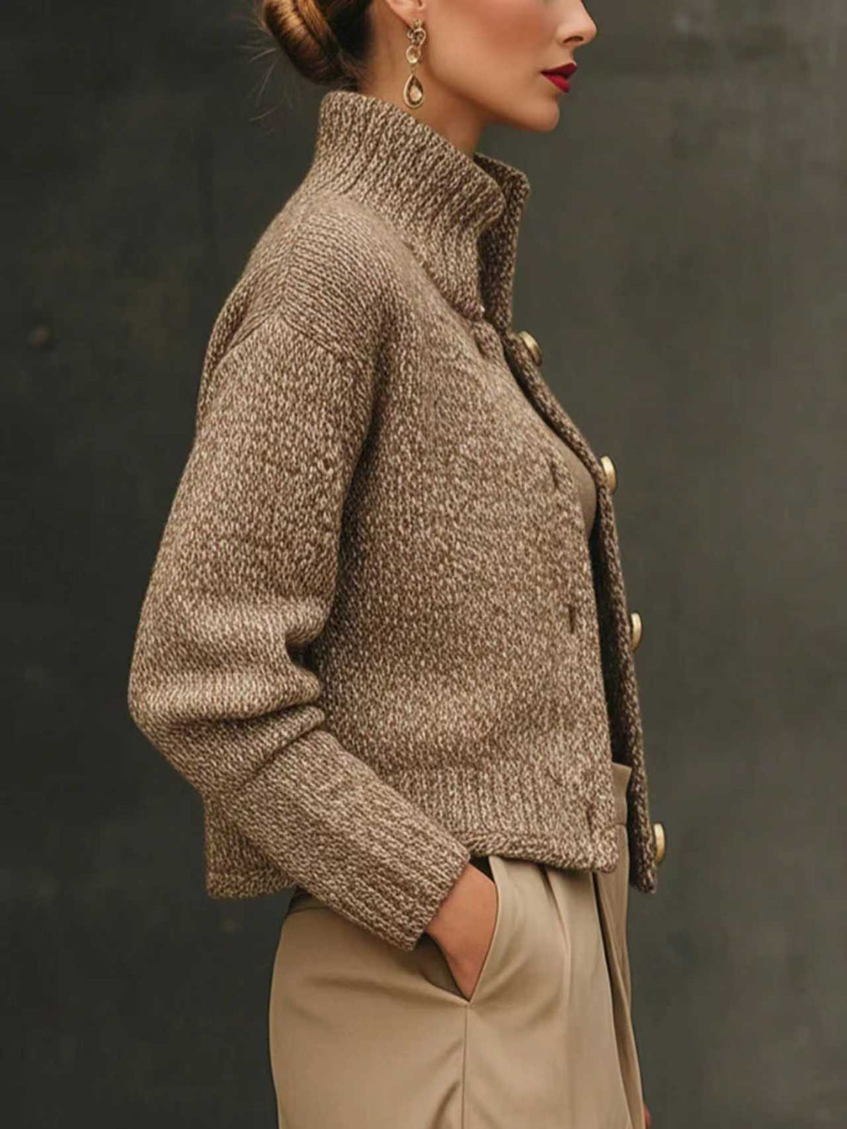 Veste en laine beige-or à col montant et boutons crème, coupe courte, manches longues