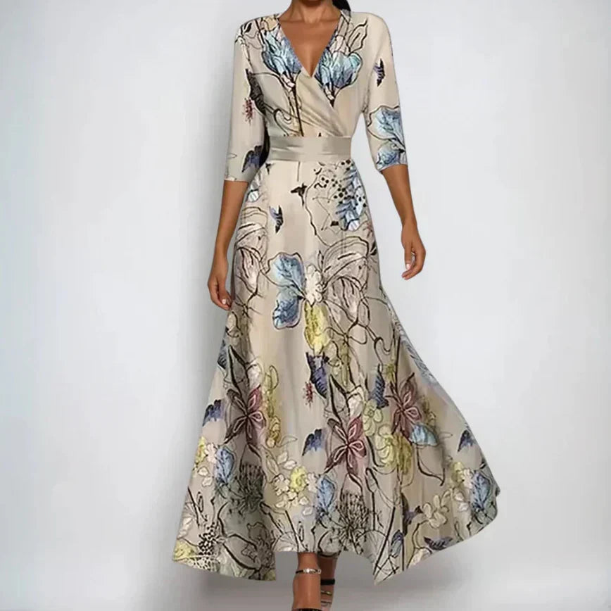 Robe évasée beige à motif feuillages, décolleté en V, manches trois-quarts.