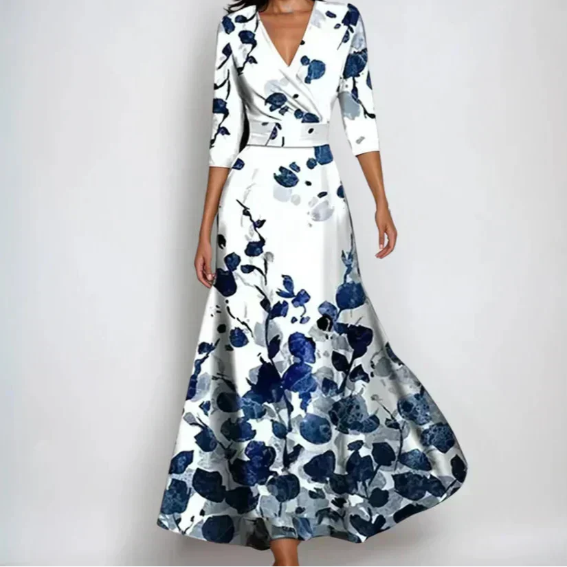 Robe mi-longue à fleurs bleu et blanc, décolleté en V, manches trois-quarts.