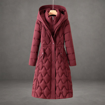 Manteau long imperméable bordeaux à capuche, fermeture boutonnée, poches plaquées.