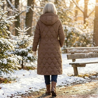 Manteau long matelassé marron à capuche, vue de dos, fermeture boutonnée centrale.