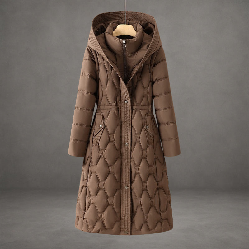Manteau long imperméable marron à capuche, fermeture boutonnée, poches plaquées.