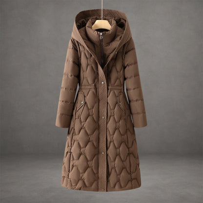 Manteau long imperméable marron à capuche, fermeture boutonnée, poches plaquées.