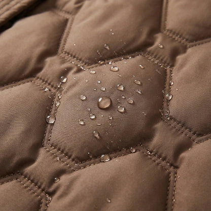 Manteau long imperméable marron matelassé, gouttes d’eau sur les panneaux en losanges.