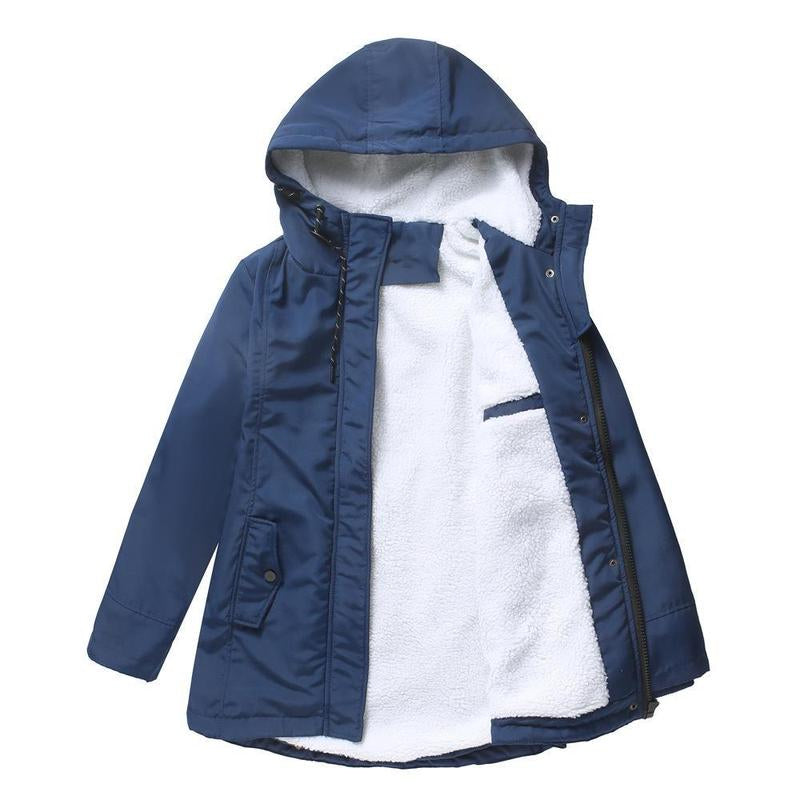 Manteau d’hiver bleu marine à capuche, doublure sherpa blanche, poches latérales.