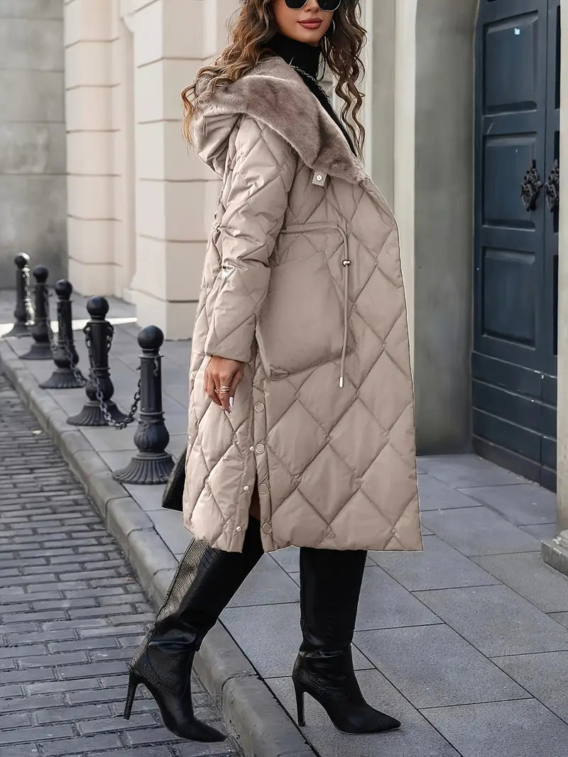 Manteau d'hiver matelassé beige long, capuche doublée de fourrure, fermeture boutonnée