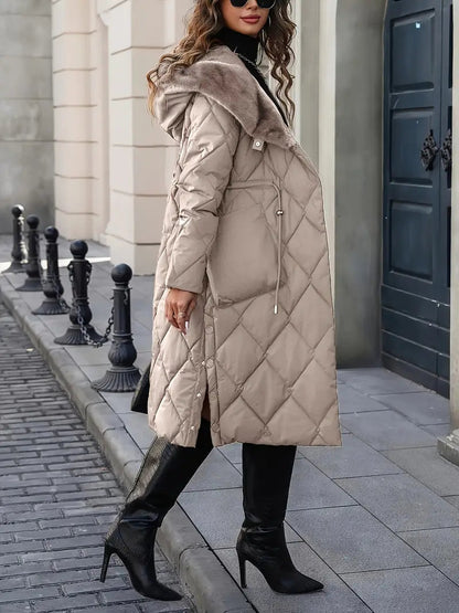 Manteau d'hiver matelassé beige long, capuche doublée de fourrure, fermeture boutonnée