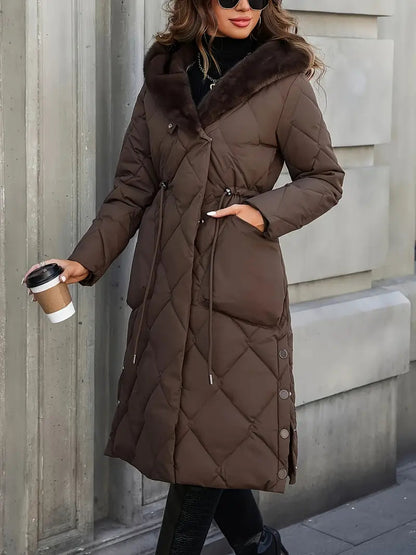 Manteau d'hiver matelassé marron long, capuche doublée de fourrure, poches plaquées