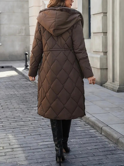 Manteau d'hiver matelassé marron, vue de dos avec capuche, surpiqûres losanges et patte