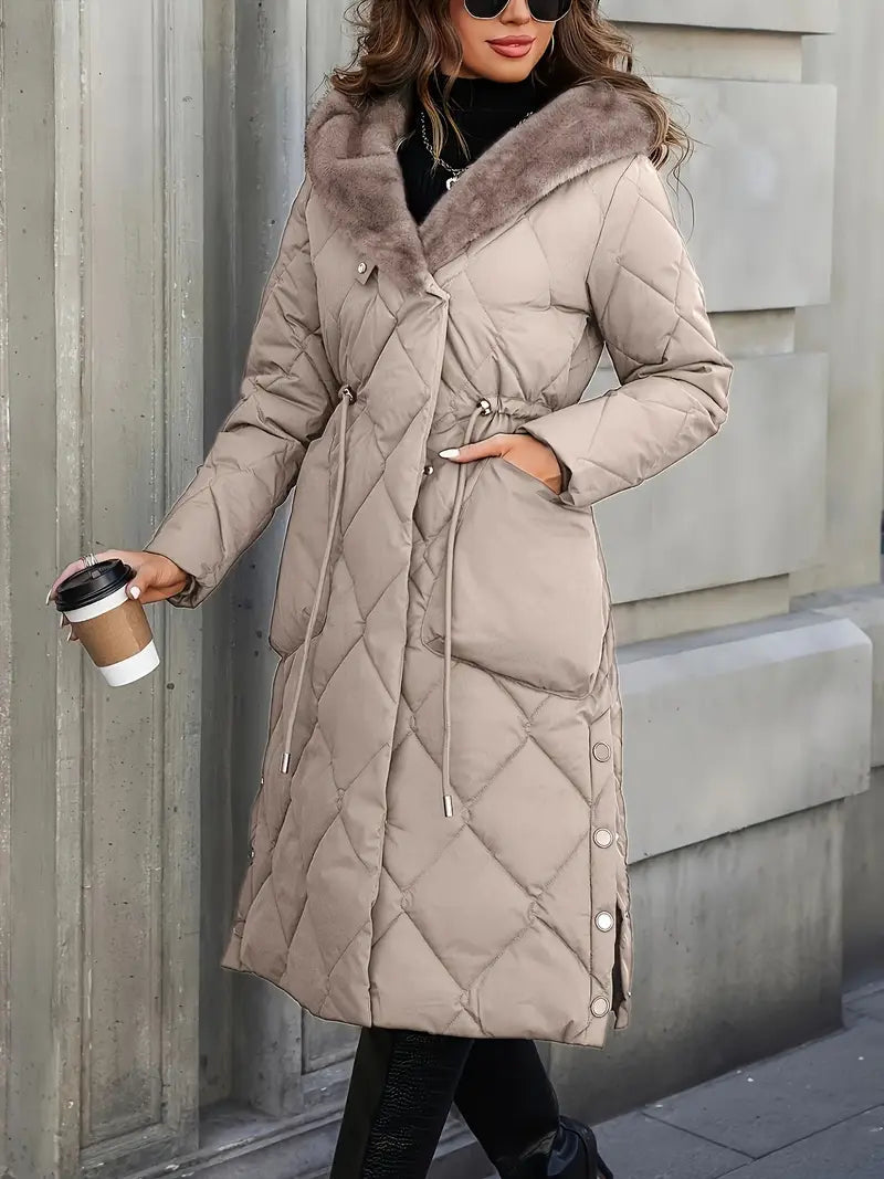 Manteau d'hiver matelassé beige long, capuche doublée de fourrure, fermeture boutonnée