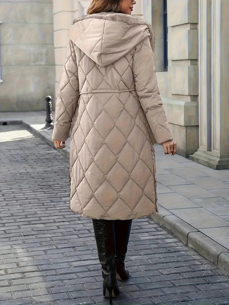 Manteau d'hiver matelassé beige clair, vue de dos, capuche fourrée et surpiqûres losanges