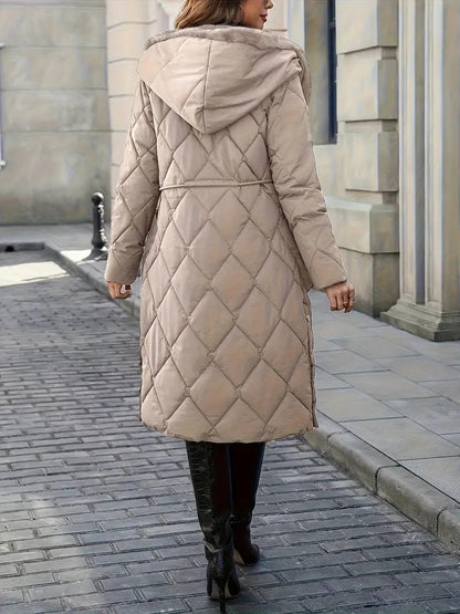 Manteau d'hiver matelassé beige clair, vue de dos, capuche fourrée et surpiqûres losanges