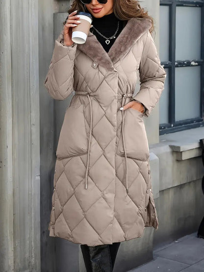 Manteau d'hiver matelassé beige, capuche fourrée, cordon à la taille, poches latérales