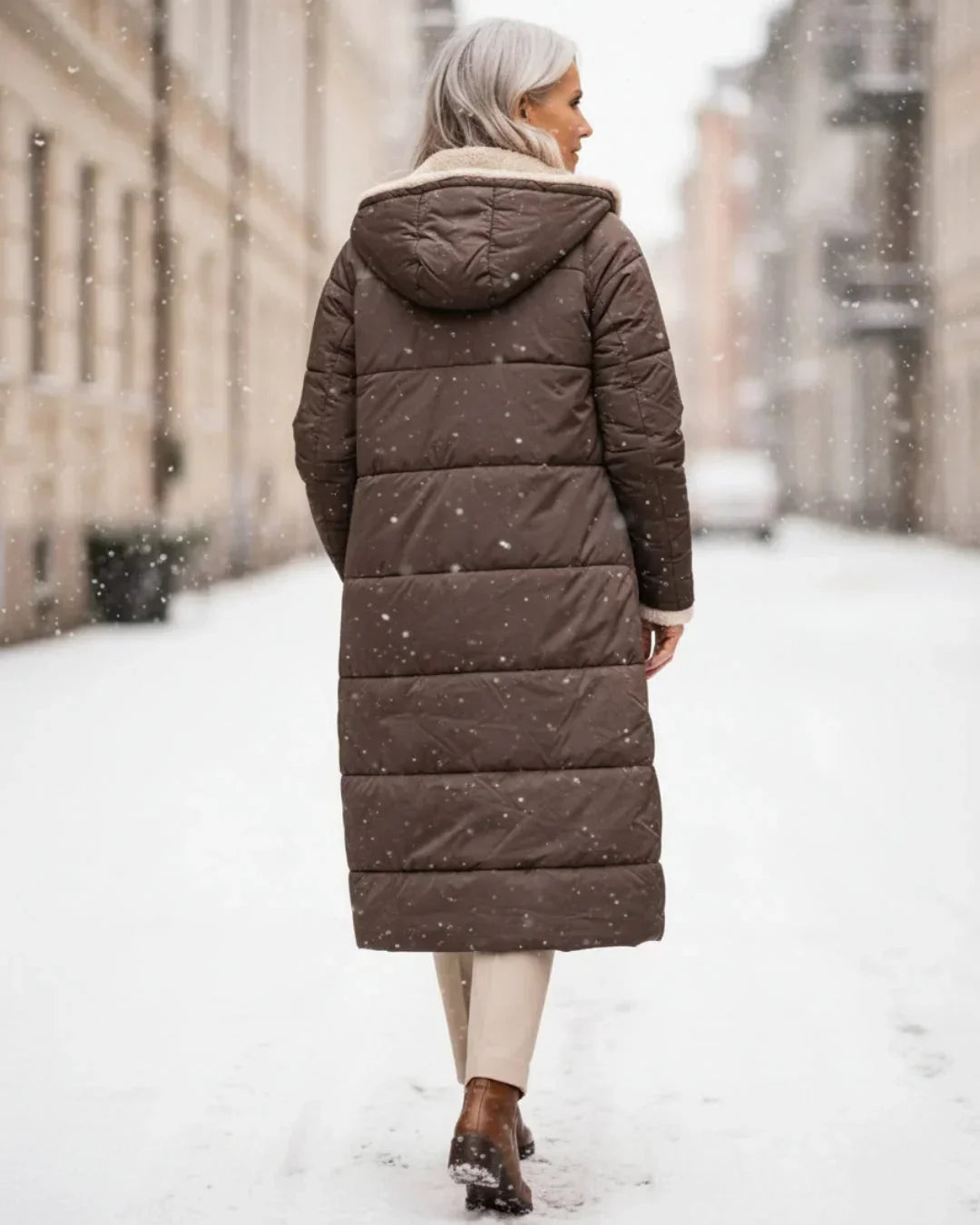 Manteau long réversible matelassé marron, vue de dos avec capuche.