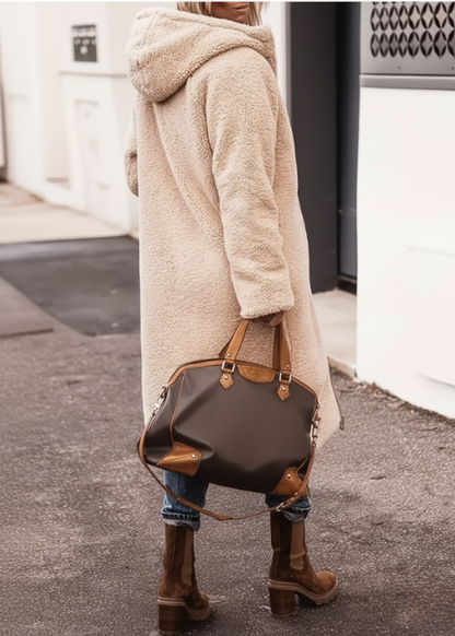 Manteau long réversible beige en fausse fourrure, capuche et devant ouvert.