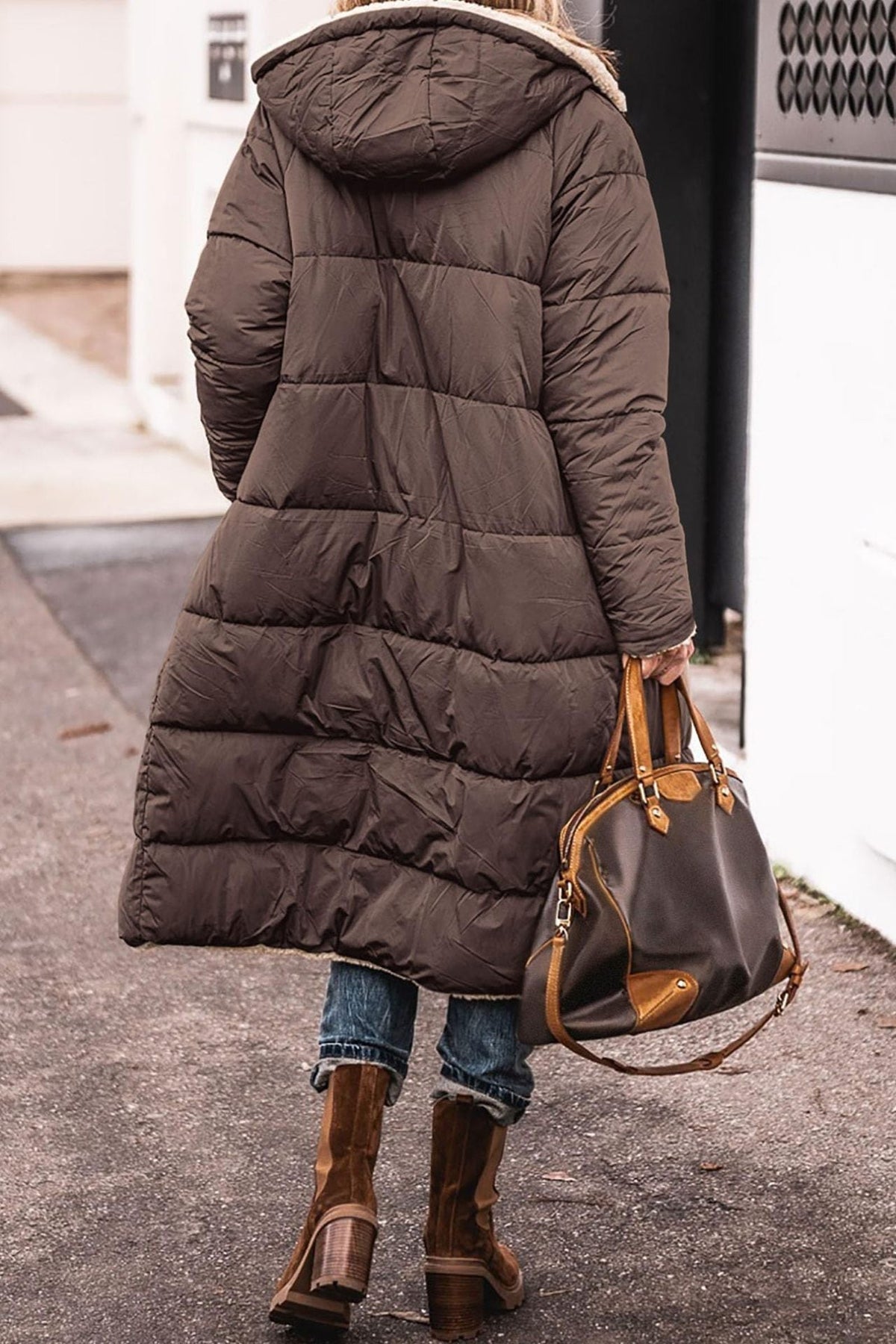 Manteau long matelassé à capuche réversible marron foncé, fermeture boutonnée.