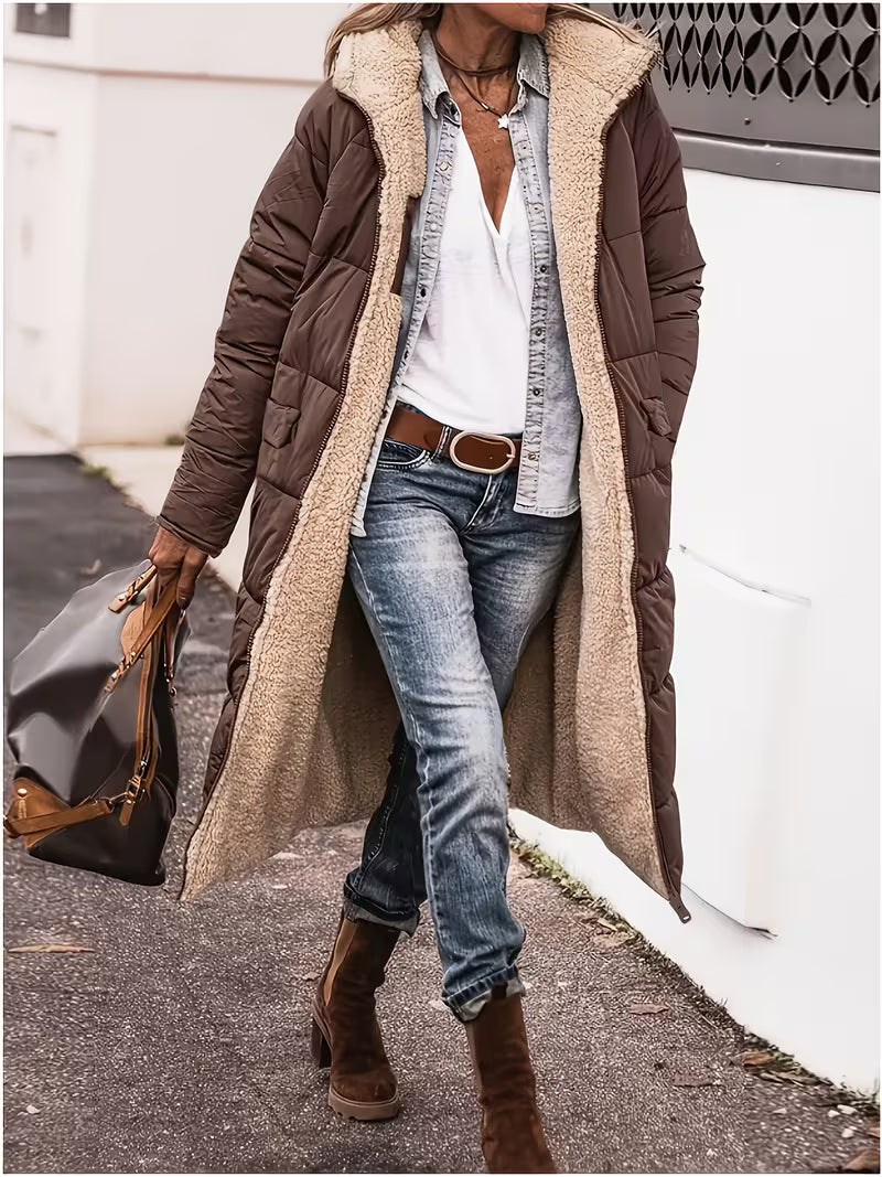 Manteau long réversible brun avec doublure beige sherpa et capuche.
