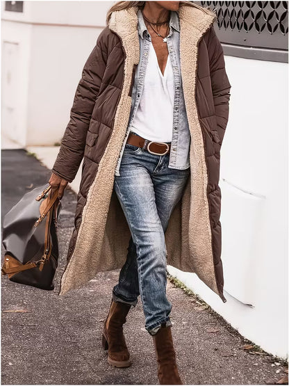 Manteau long réversible brun avec doublure beige sherpa et capuche.