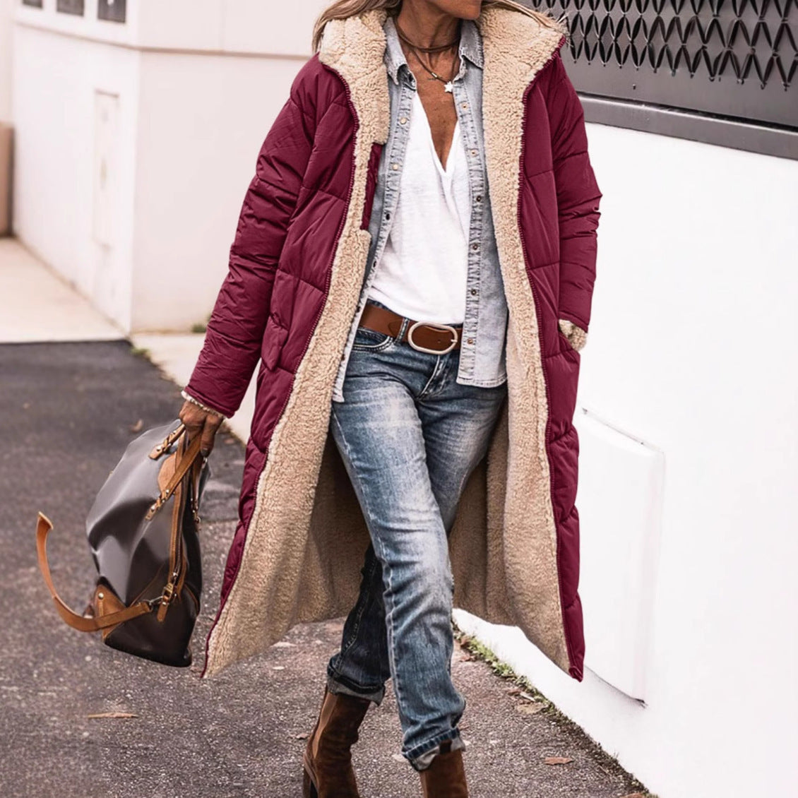 Manteau long réversible bordeaux, doublure beige sherpa visible, capuche.