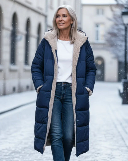 Manteau long matelassé réversible bleu marine, doublure beige en sherpa.