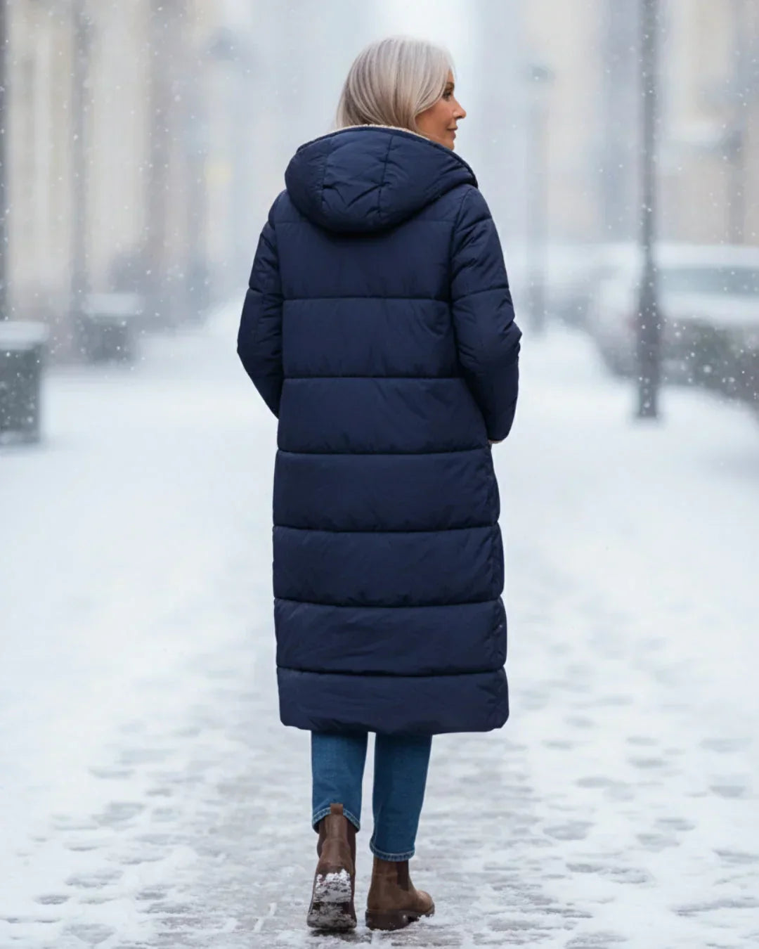 Manteau long matelassé réversible bleu marine, vue de dos à capuche.