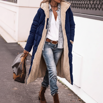 Manteau long réversible bleu marine, doublure beige sherpa et capuche.