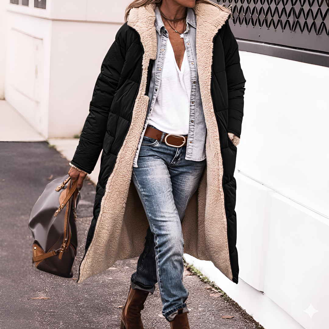 Manteau matelassé long réversible noir, capuche en effet mouton beige, porté ouvert