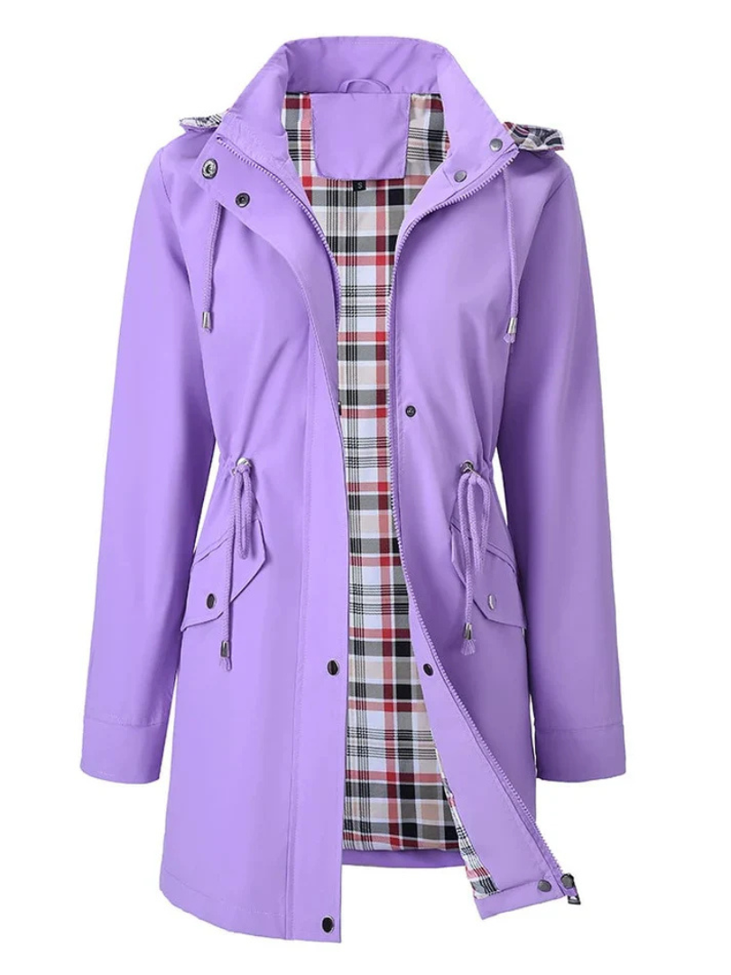 Veste imperméable violette à capuche, fermeture boutonnée, poches zippées et doublure à carreaux.