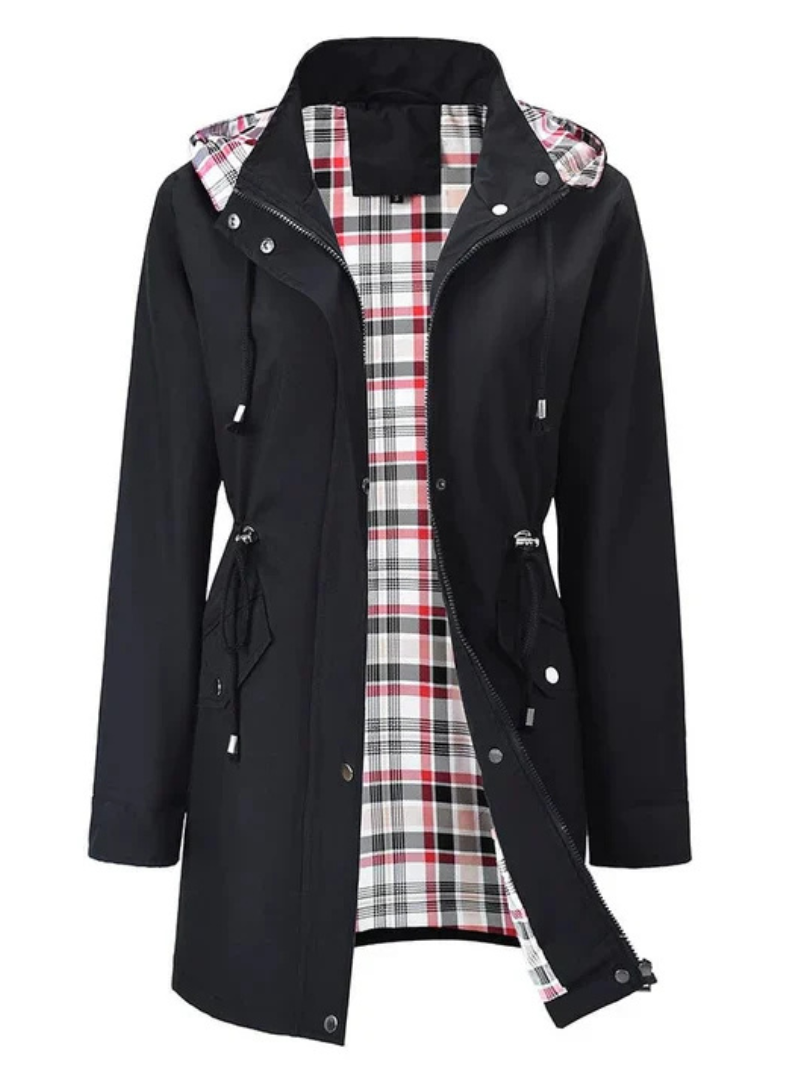 Veste imperméable noire à capuche, fermeture boutonnée, poches latérales, doublure à carreaux.