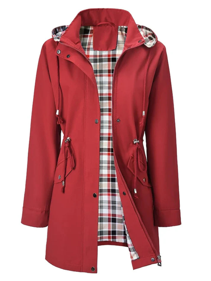Veste imperméable rouge à capuche, boutons, poches à rabat, doublure à carreaux.