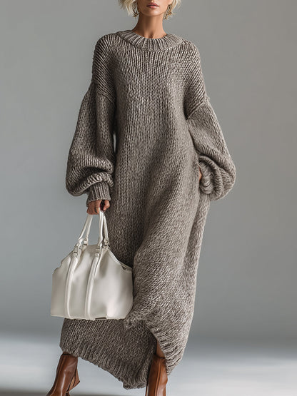 Robe longue en maille texturée gris foncé, encolure ronde côtelée, manches bouffantes.