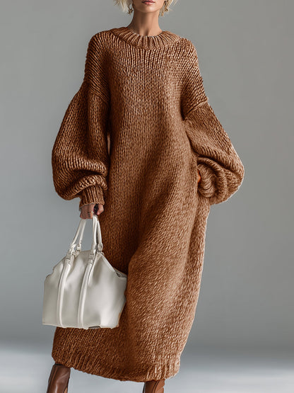 Robe longue en maille texturée marron, encolure ronde côtelée, manches volumineuses.