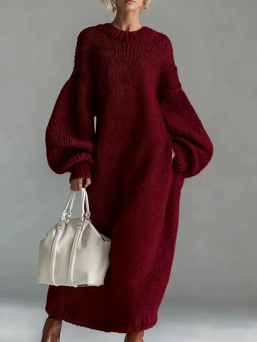 Robe longue en maille texturée bordeaux, encolure ronde côtelée, manches bouffantes.