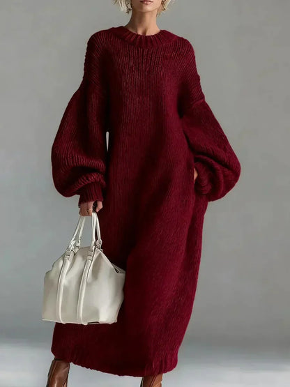 Robe longue en maille texturée bordeaux, encolure ronde côtelée, manches bouffantes.