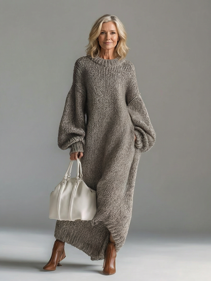 Robe longue en maille texturée gris foncé, encolure ronde côtelée, manches bouffantes.