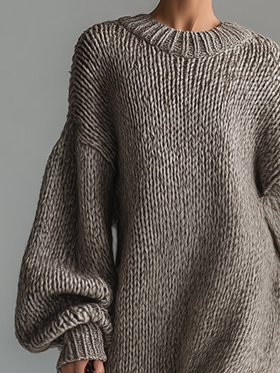 Robe longue en maille texturée gris foncé, col rond côtelé, empiècements épaules.