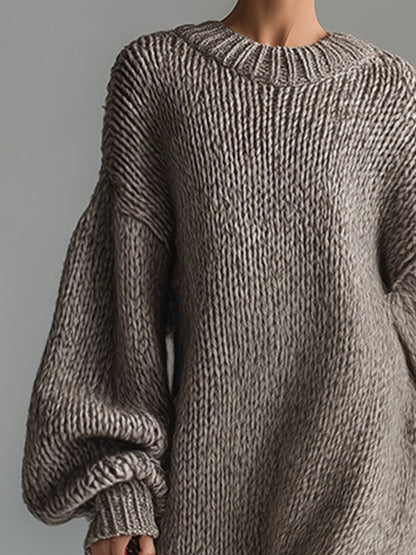Robe longue en maille texturée gris foncé, col rond côtelé, empiècements épaules.