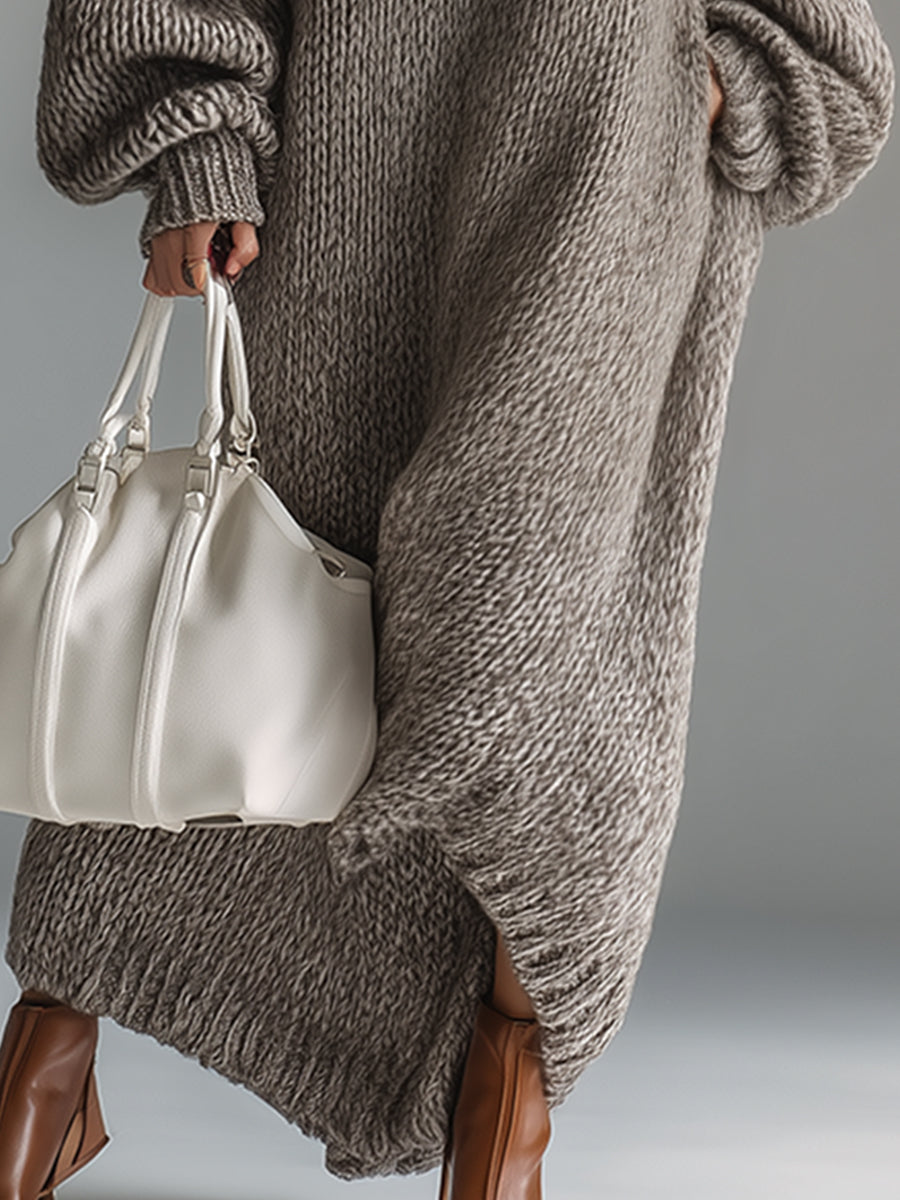 Robe longue gris foncé en maille texturée, ourlet côtelé et fente latérale.
