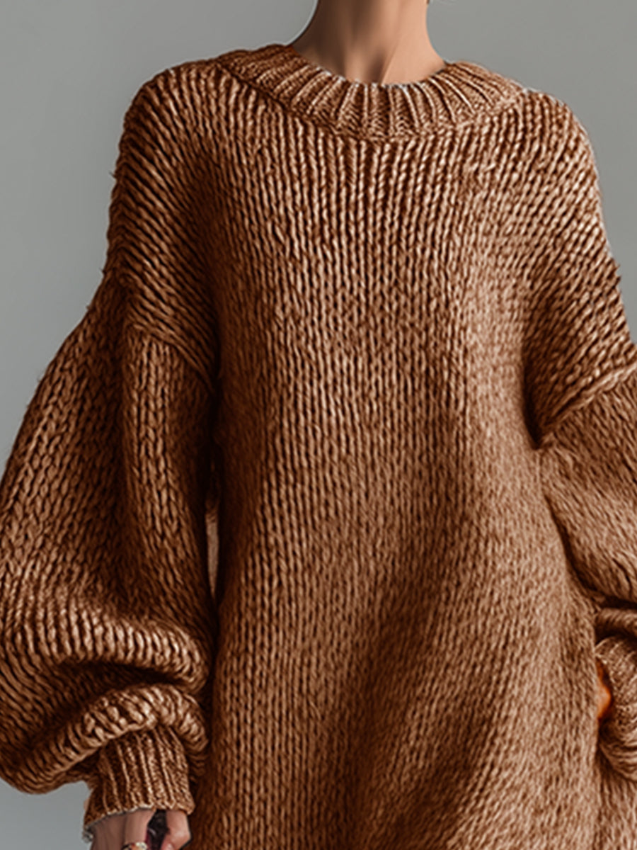 Robe longue en maille texturée marron, encolure ronde côtelée, manches bouffantes.