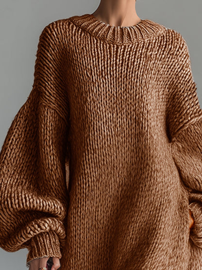 Robe longue en maille texturée marron, encolure ronde côtelée, manches bouffantes.