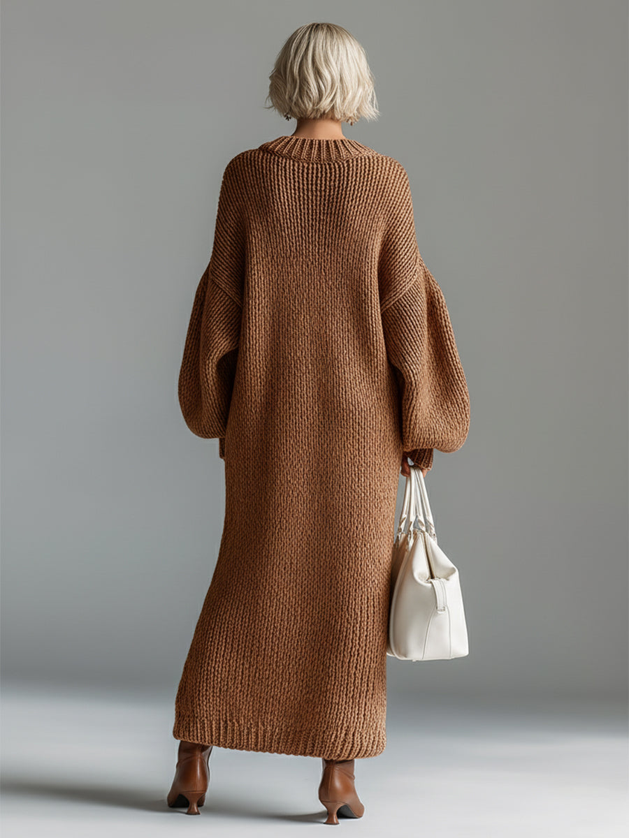 Robe longue en maille texturée marron, vue de dos, manches amples.