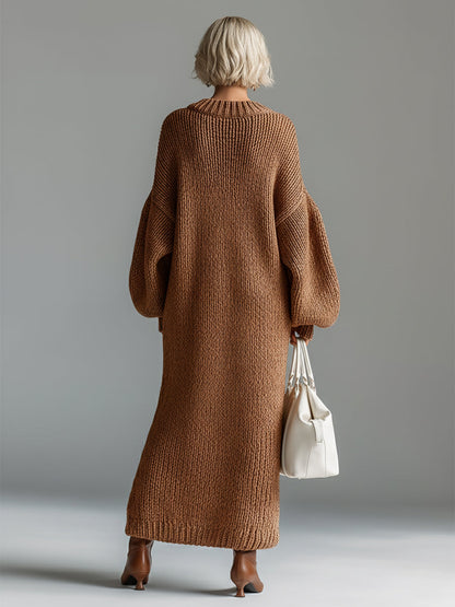 Robe longue en maille texturée marron, vue de dos, manches amples.