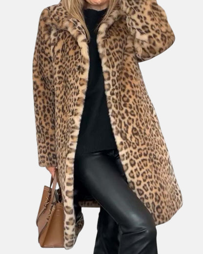 Manteau léopard kaki long, col châle, ouvert sur haut noir, coupe ample.