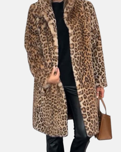 Manteau léopard kaki long, col ouvert, fermeture boutonnée, manches longues.