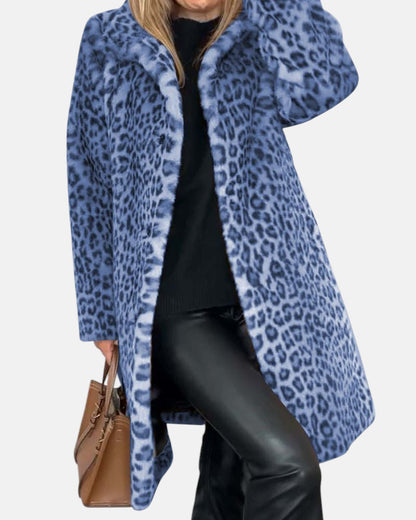 Manteau léopard bleu long, col châle, fermeture boutonnée, coupe ample et fluide.