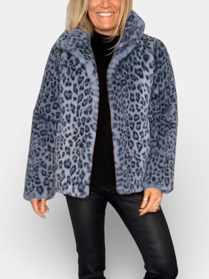 Manteau léopard bleu long, col châle, ouverture centrale avec boutons, style oversize.