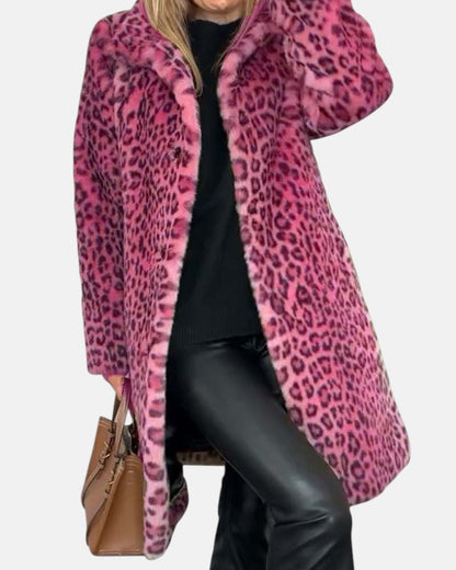 Manteau léopard rose long, col châle, fermeture boutonnée, coupe ample.