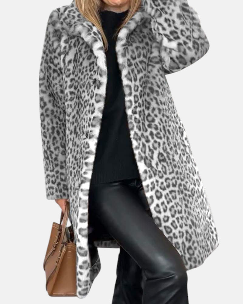 Manteau léopard gris long, col châle, fermeture centrale boutonnée, coupe ample.