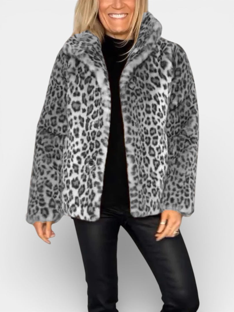 Manteau léopard gris long, col châle, ouverture centrale avec boutons, manches longues.